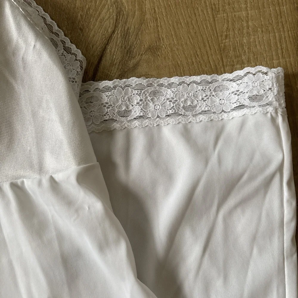 VNTG Vanity Fair Size 42 22